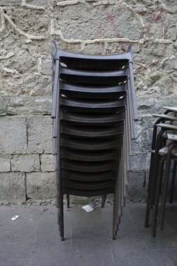 Bar sandalyeleri caddeye yığıldı.