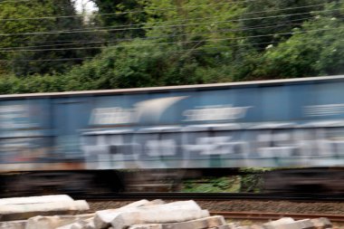 Kargo treni istasyona geliyor.