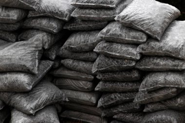 İnşaat alanında çöp torbaları