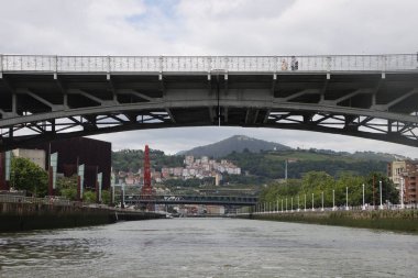 Bilbao nehri üzerindeki köprü.