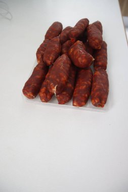 Beyaz arka planda küratörlü jambon