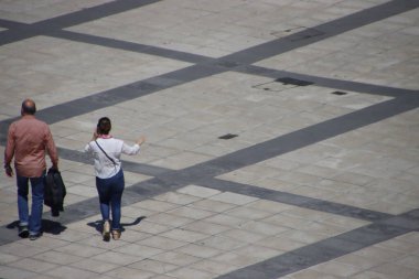 Kentsel bir çevrede yürümek