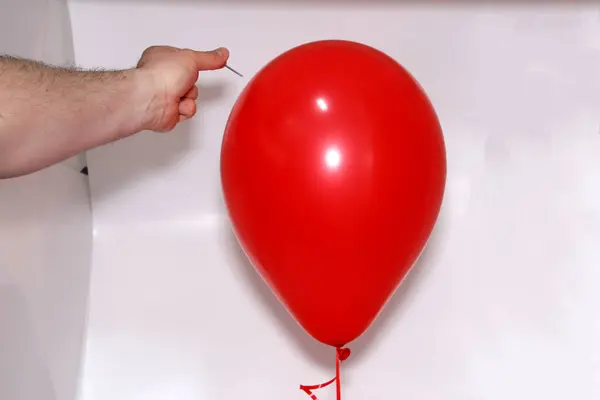 Agulha Perto Balão Vermelho — Fotografia de Stock