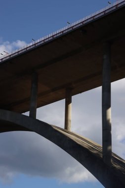 İspanya 'nın Bilbao banliyölerindeki beton köprü