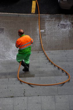 Sokakları temizleyen adam.
