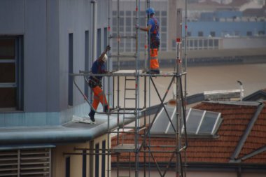 İskelede yükseklerde işçiler