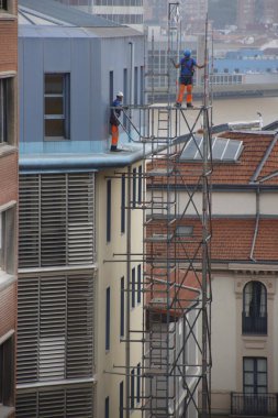 Kentsel bir çevrede inşaat alanı