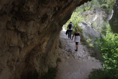 Kırsalda yürüyüş yapan bir çift.