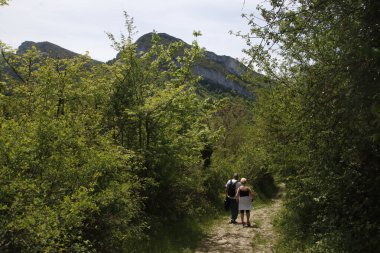 Kırsalda yürüyüş yapan bir çift.