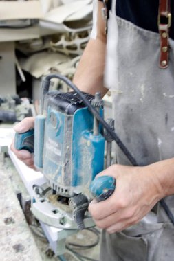 Adam atölyesinde çalışıyor.