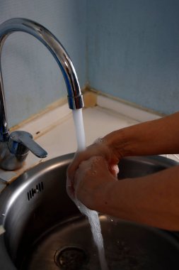 Musluk suyuyla elleri temizlemek