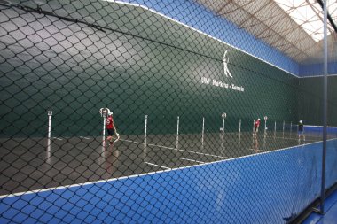 Playing  tip basket in a fronton