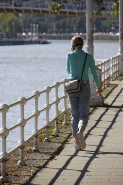 Sokakta yürüyen kız