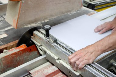 Bir atölyede çalışan