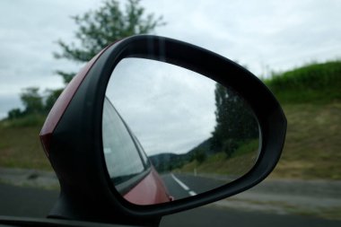 Bir arabanın arka ayna