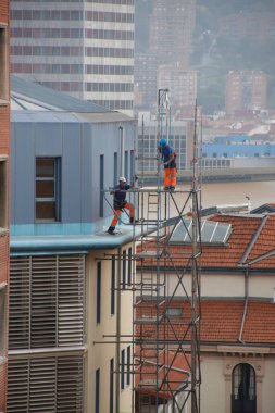 Kentsel bir çevrede inşaat alanı