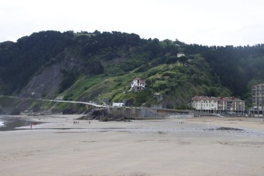 Bask sahilinde bulutlu bir gün