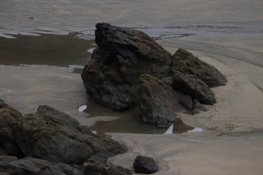 Dalgalar çekildiğinde kıyıda kayalar
