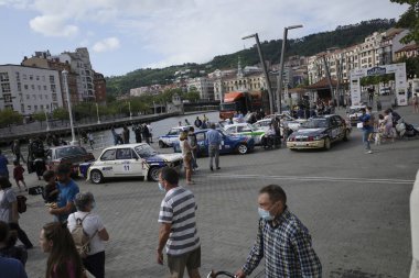 Bilbao şehir merkezinde klasik araba rallisi sergisi