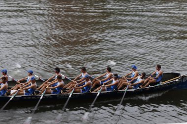 Bilbao nehrinde kürek yarışması