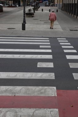 Caddede yaya geçidi
