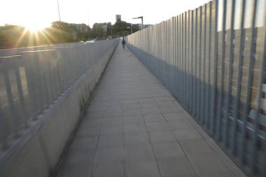 Akşamları şehirde yürürken