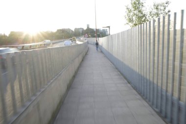 Akşamları şehirde yürürken