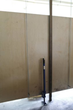 Hidrolik araba krikoyu ağır şeyleri kaldırmak için.