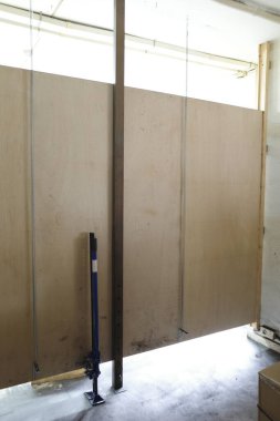 Hidrolik araba krikoyu ağır şeyleri kaldırmak için.