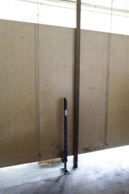 Fabrikada hidrolik kriko.