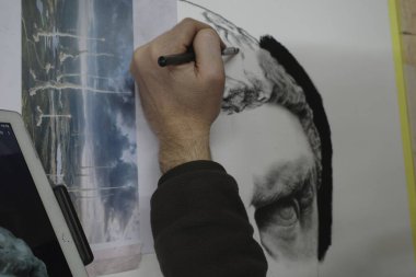 Stüdyosunda çalışan bir sanatçı.