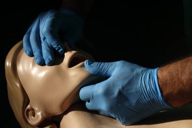 Tıbbi simülasyon mankeni ile canlandırma egzersizi