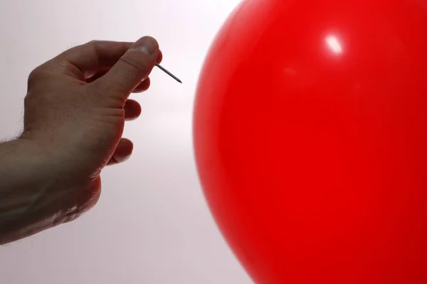 靠近红色气球的针头 — 图库照片