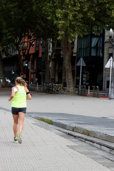 在街上跑的女孩 — 图库照片