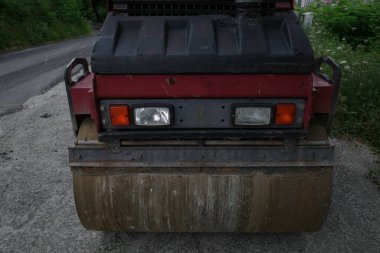 Asfalta giden ve yolları düzleştiren bir silindirName