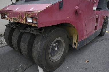 Asfalta giden ve yolları düzleştiren bir silindirName