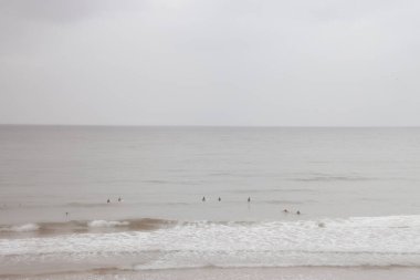 Yaz gününde sörf yapmak