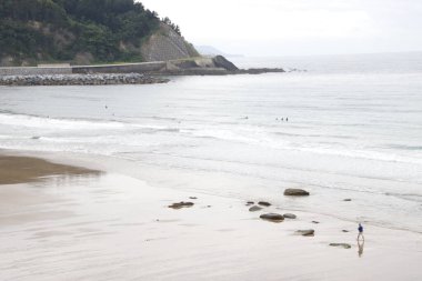 Yaz gününde sörf yapmak