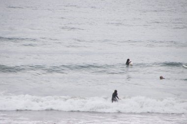 Yaz gününde sörf yapmak