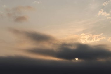 Akşam gökyüzünde bulutlar