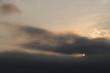 Bulutlu bir günde akşam