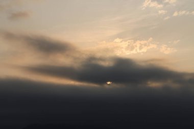 Bulutlu bir günde akşam