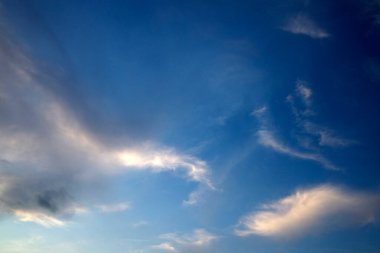 Gökyüzündeki beyaz bulutlar