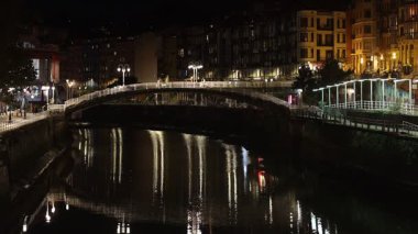 Gece Bilbao şehir merkezi manzarası