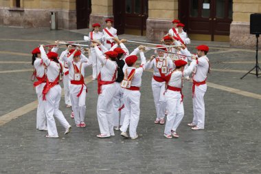 Bask halk dansı gösterisi