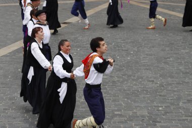 Bask halk dansı gösterisi