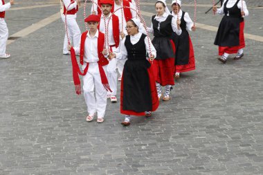 Bask halk dansı gösterisi