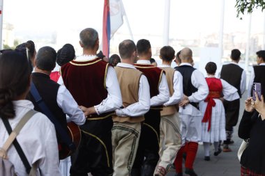 Sırp halk dansçıları sokakta yürüyor