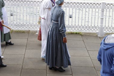 Sokakta Bask halkı geçit yapıyor.