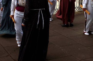 Sokakta Bask halkı geçit yapıyor.